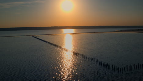 Drohnenküste-Bei-Sonnenaufgang-Am-Morgen.-Naturhintergrund.-Salzwasseroberfläche