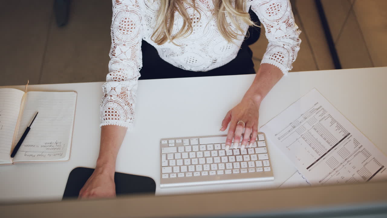 una mujer de negocios que trabaja hasta tarde en la oficina