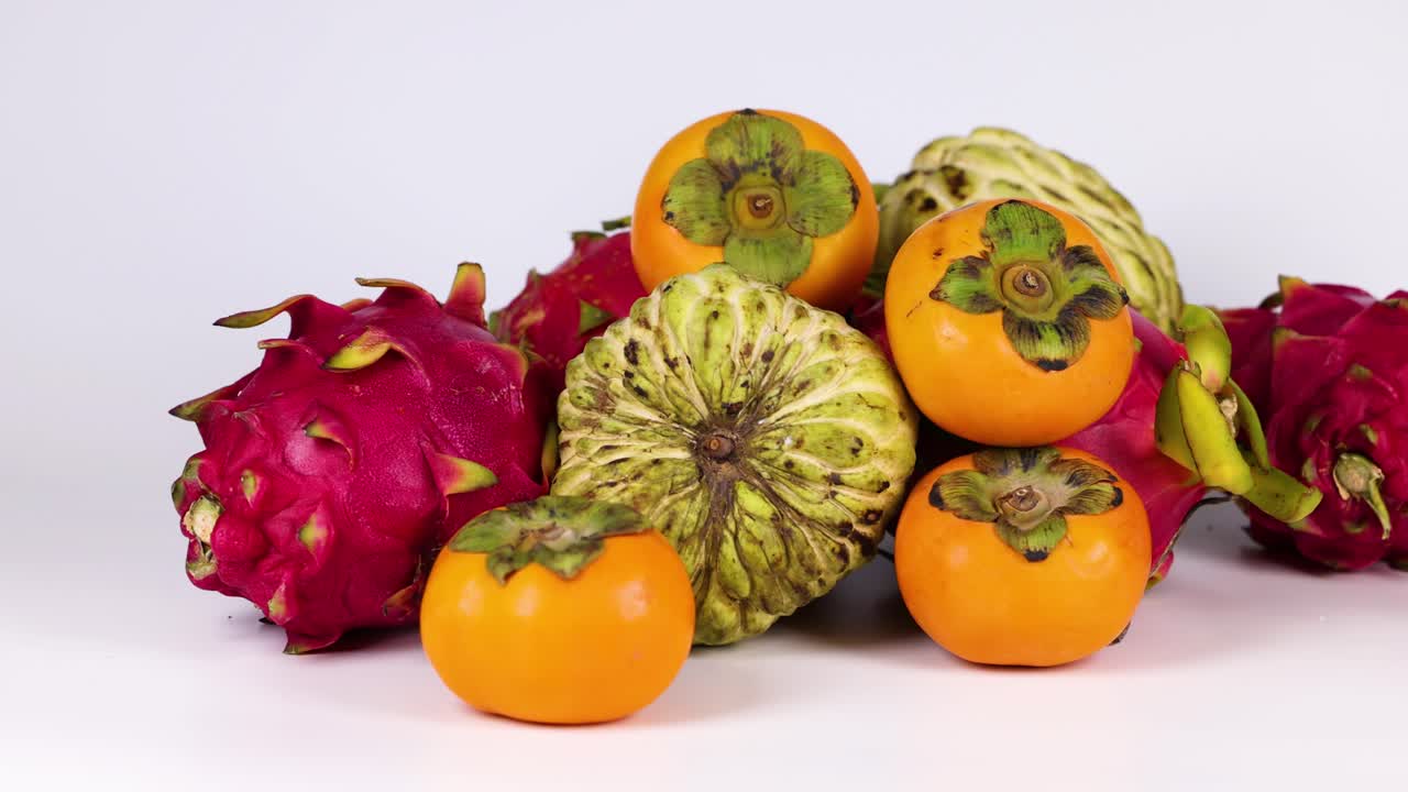 드래곤 과일 과 파시몬 을 예술적 으로 배열 한 것