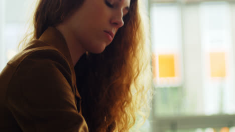 ejecutiva femenina usando un reloj inteligente en su escritorio