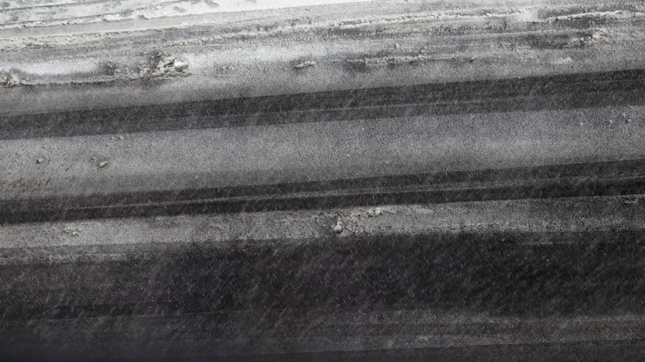 carretera nevada con huellas de neumáticos