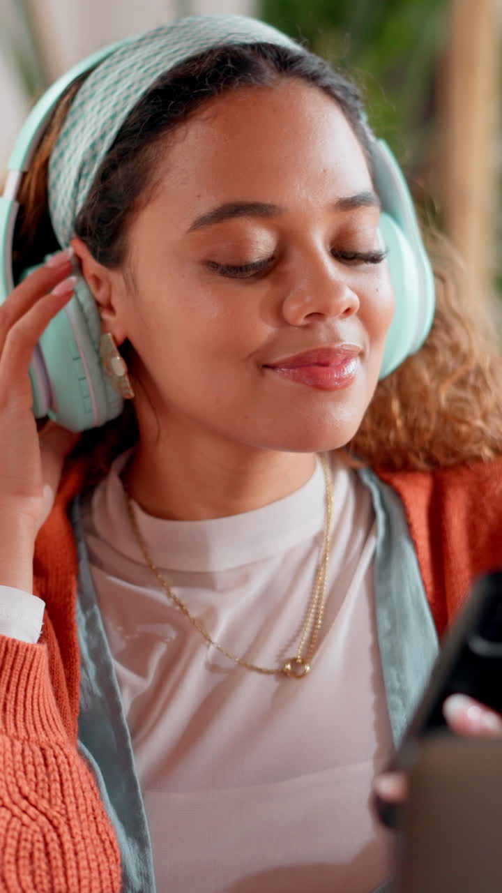 Giovane felice che ascolta musica con le cuffie e lo smartphone