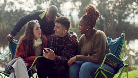 acampar, amigos y personas en el teléfono en la naturaleza