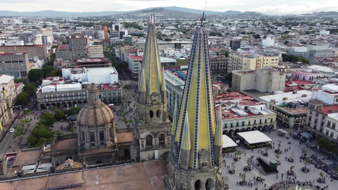 Igreja gótica com uma tomada de suas torres em 4K