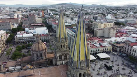 iglesia gótica con un disparo de sus torres en 4k