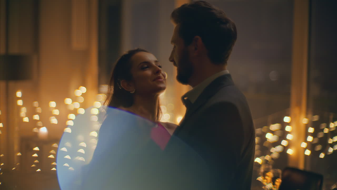 una pareja apasionada bailando en la cocina de casa. los amantes se mueven lentamente.