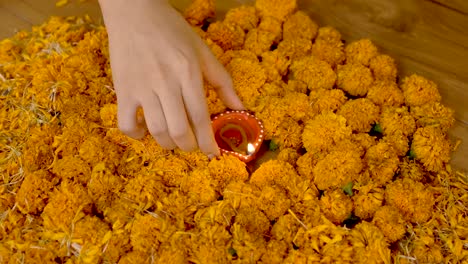 mujer india decorando el hogar para diwali