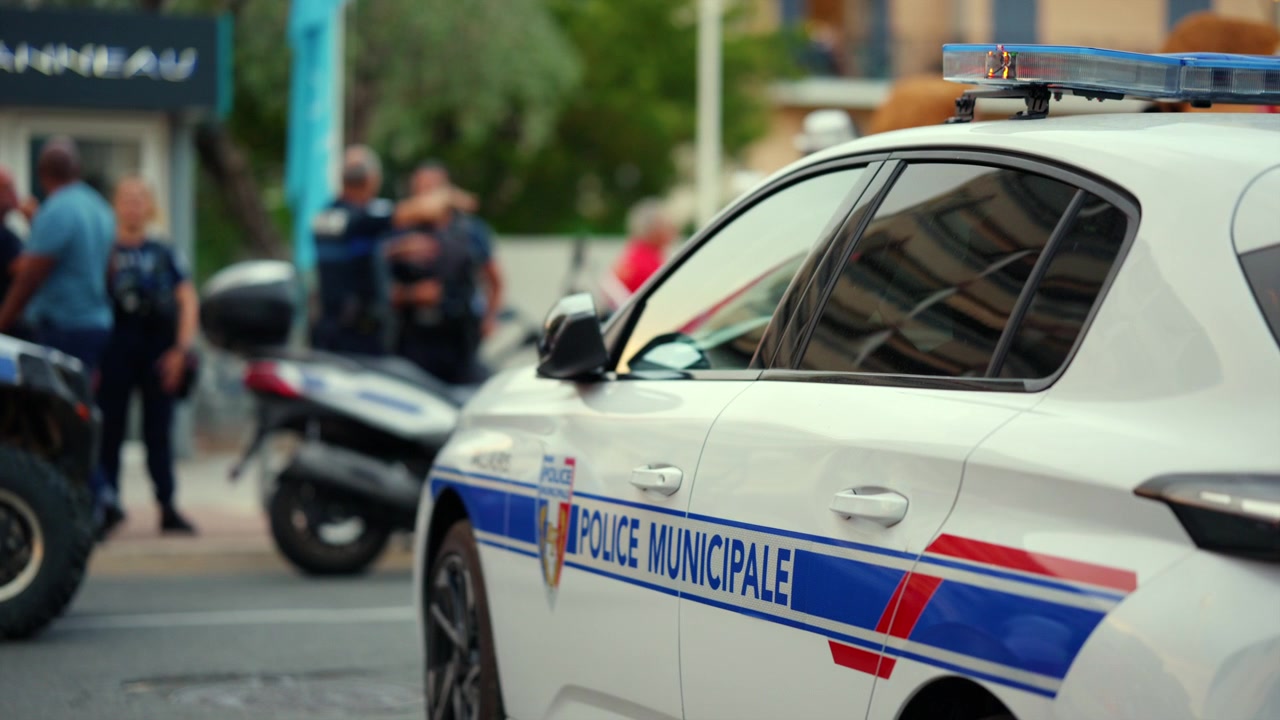 Véhicule de la police municipale française garé dans une rue urbaine, assurant des services de sécurité et d'ordre public en ville.