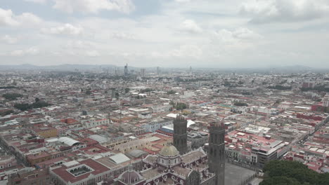 Vista-Aérea-De-La-Plaza-Principal-De-La-Ciudad-De-Puebla-Durante-El-Día-Nublado