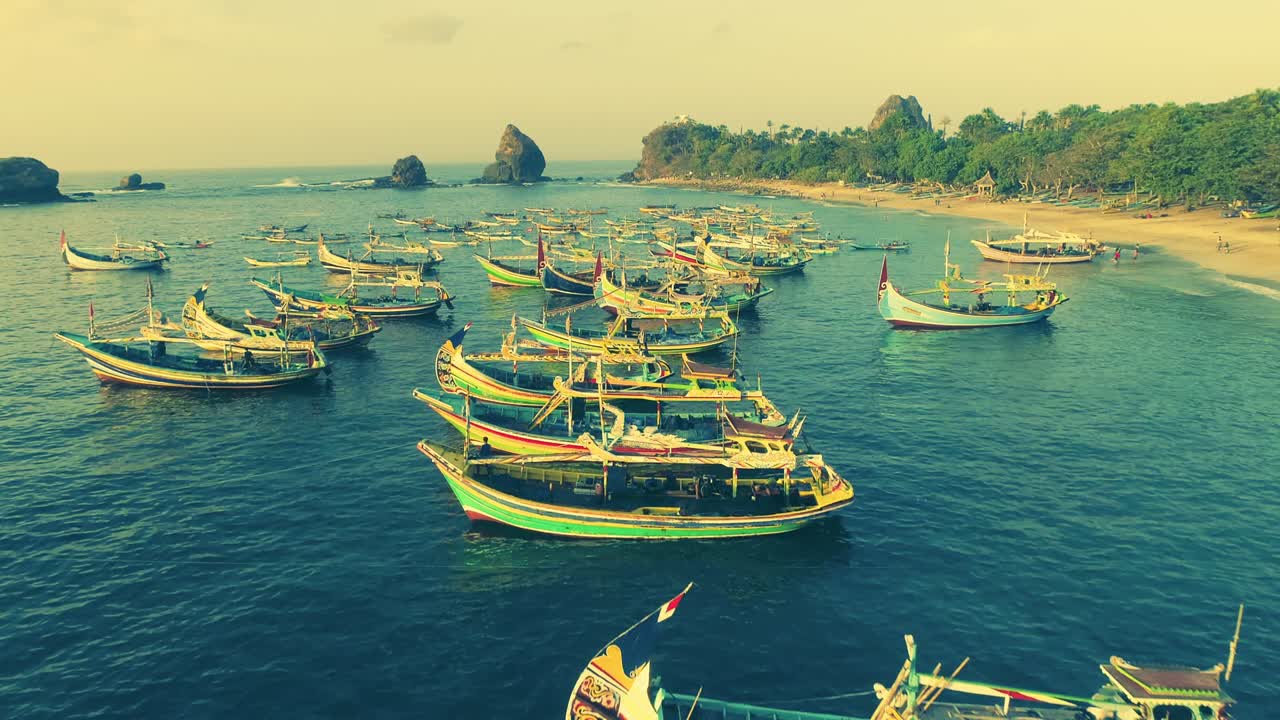 indonesia barcos de pesca tradicionales atracados en las costas después de pescar una vista aérea, jember playa de papuma