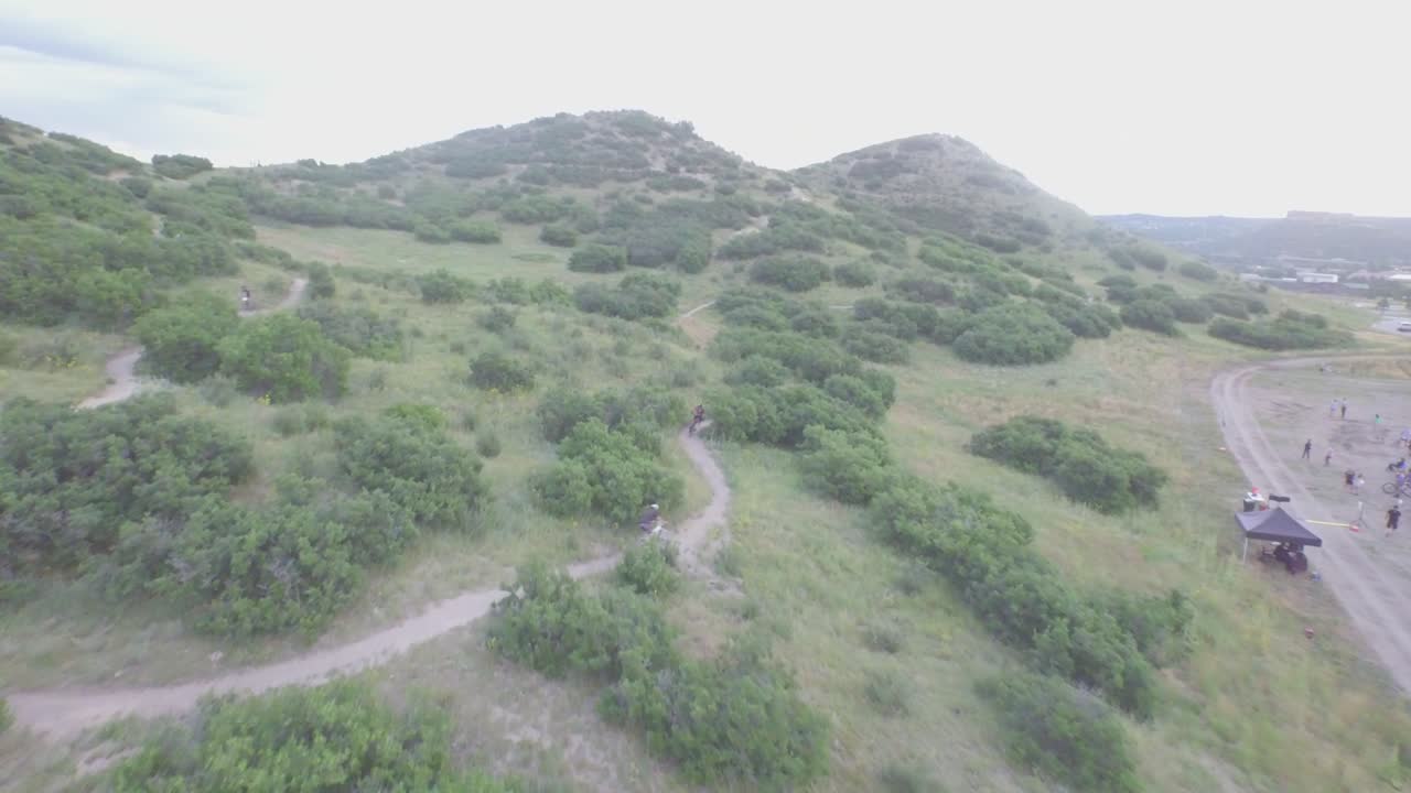 빠른 속도로 내리막길을 달리는 산악자전거 타는 사람들의 조감도