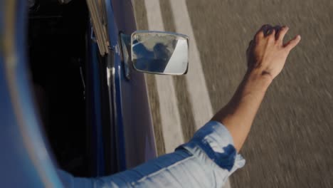 joven en un viaje por carretera en camioneta pick-up