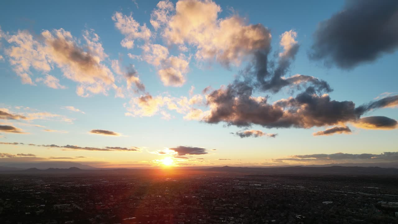 imágenes de drones de santa fe, nm al amanecer en el invierno