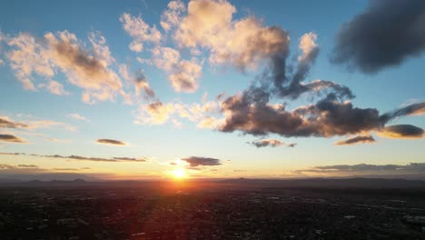 Drohnenaufnahmen-Von-Santa-Fe,-Nm-Bei-Sonnenaufgang-Im-Winter