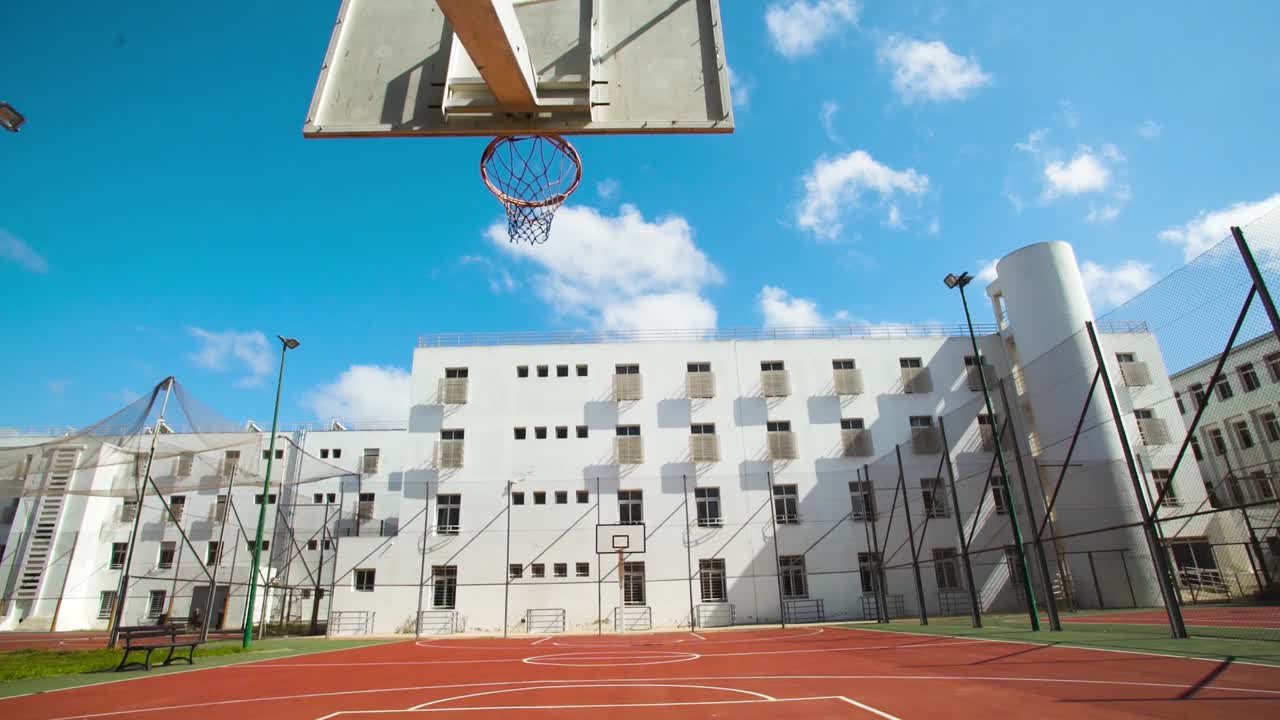 toma panorámica de un campo de baloncesto vacío durante la luz del sol y el cielo azul en marruecos