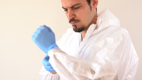 médico con traje de ppe que aísla guantes y traje para comenzar su servicio