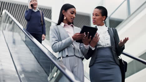 Escaleras-Mecánicas,-Tabletas-Y-Mujeres-De-Negocios-En-Un-Edificio