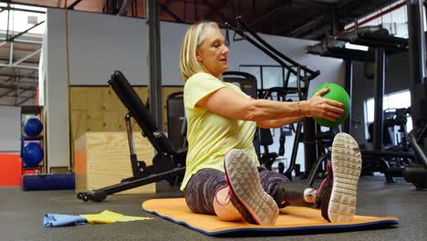 Senior-woman-doing-oblique-exercises-on-exercise-mat-4k