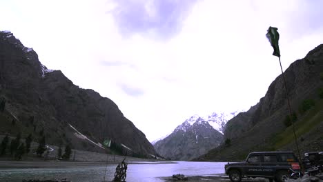 Von-Touristen-Gehisste-Pakistanische-Flagge-Am-Seeufer