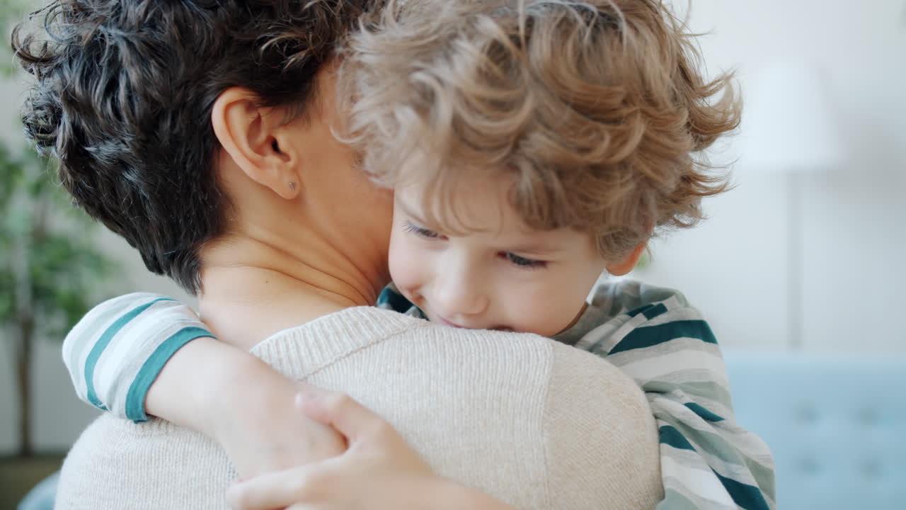 madre e figlio abbracciati