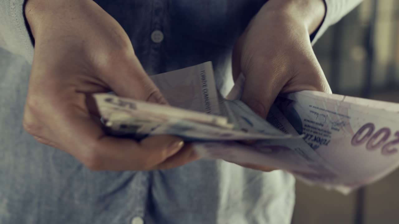 las manos están contando billetes turcos