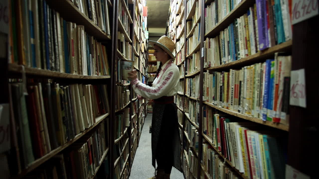 niña rumana visita la antigua biblioteca en resita, rumania 10