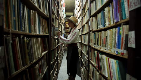 Niña-Rumana-Visita-La-Antigua-Biblioteca-En-Resita,-Rumania-10