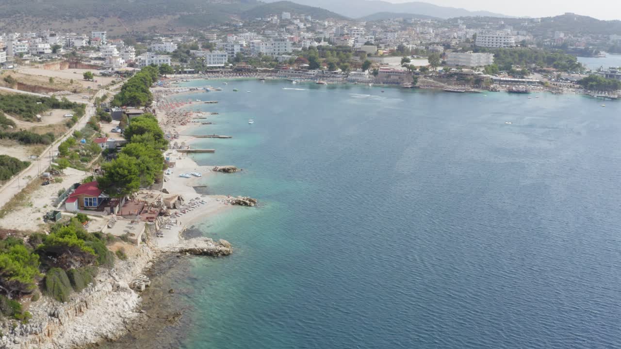 océano mediterráneo y playas en ksamil albania, antena de drones de verano