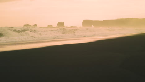 Reynisfjara-Beach-Olas-De-Mal-Tiempo-Rompiendo-En-La-Arena-Negra-Volcánica