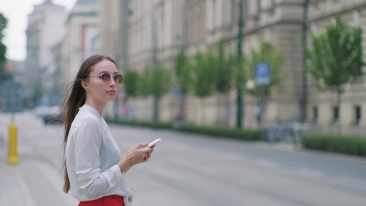 joven usando el teléfono en la calle de la ciudad