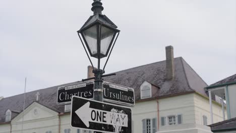 sicht auf straßenschilder im französischen viertel von new orleans