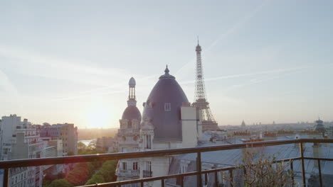 vista de la torre eiffel de parís hermosa puesta de sol sobre la romántica ciudad francesa en el balcón concepto de vacaciones de viaje