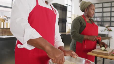 cocineros cocinando juntos