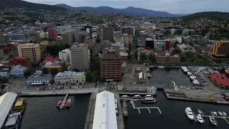 Punto-Final-Del-Muelle-De-Constitución-De-La-Carrera-De-Yates-De-Sydney-A-Hobart,-Ciudad-De-Hobart,-Vista-De-Drones