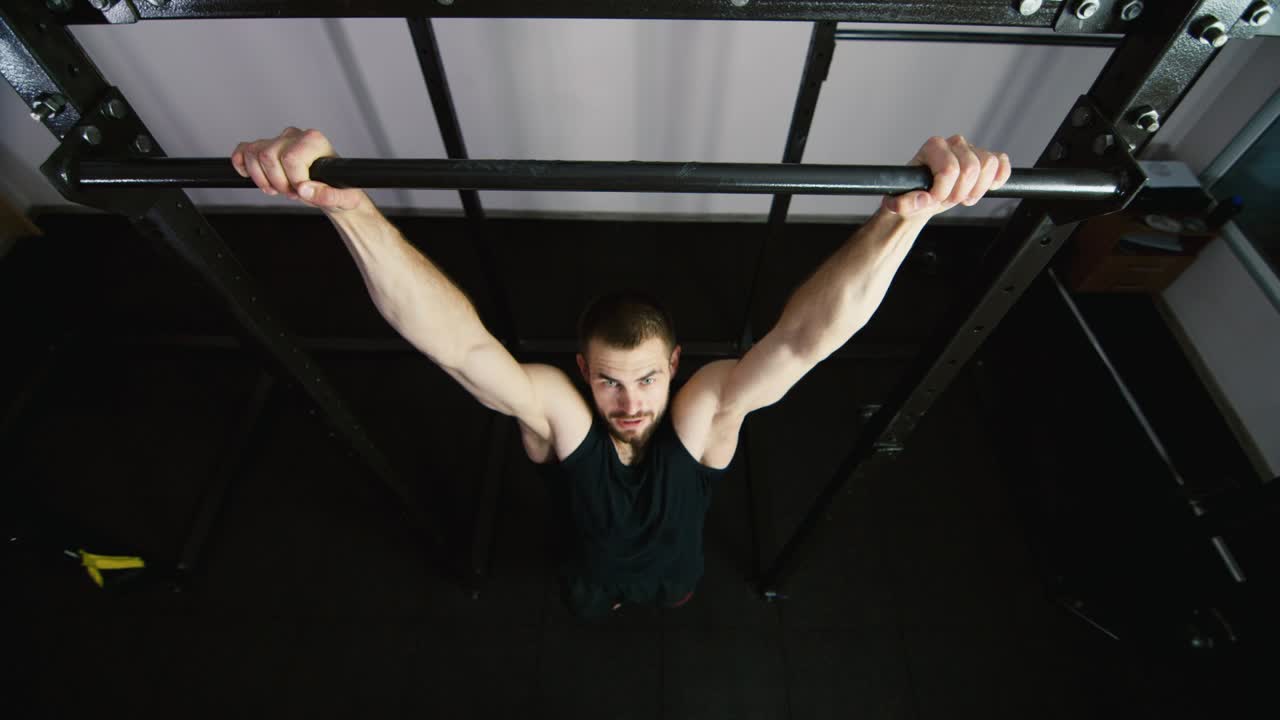 atleta hace ejercicios en el gimnasio 2