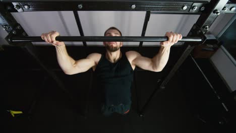atleta hace ejercicios en el gimnasio 2