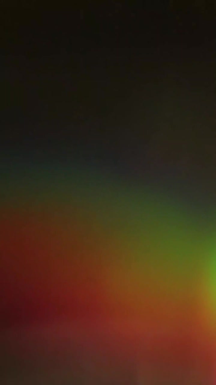Transizione colorata con effetto luce su sfondo nero