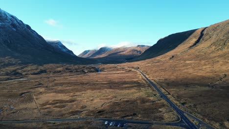 Glencoe-Tal-Mit-Kurvenreicher-Straße,-Ruhige-Schottische-Highlands,-Tageslicht,-Luftaufnahme