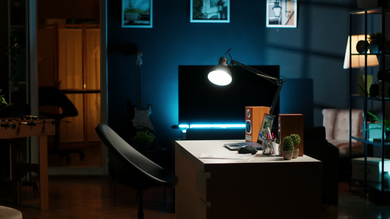 amplio apartamento con una configuración moderna de oficina en el hogar con una decoración acogedora