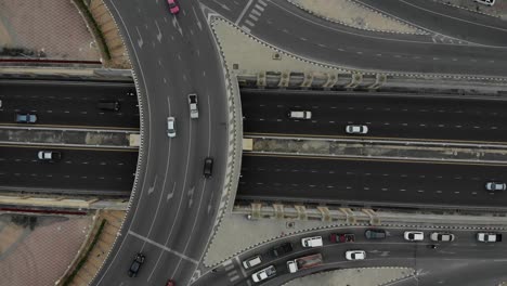 vista de arriba de la autopista, el tráfico vial es una infraestructura importante