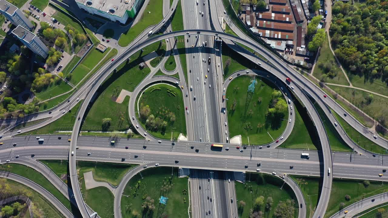 vista aérea de una intersección de autopistas en moscú.