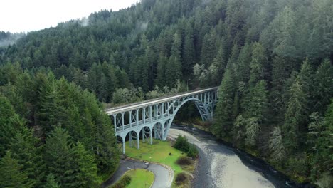 estados unidos, o, florencia, cabeza de hecata, 2024-11-25 - vista desde un avión no tripulado del puente de cape creek en la autopista 101