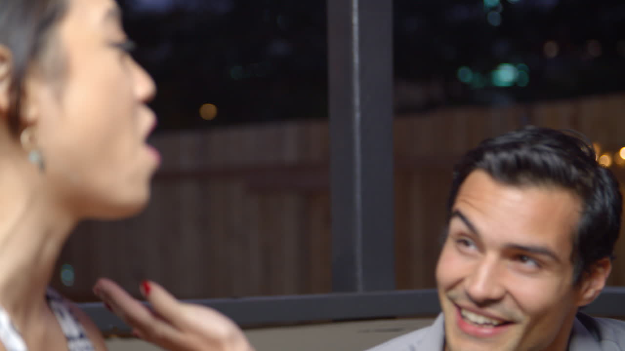 한 무리의 친구들이 옥상 바에서 밤을 즐기고, 슬로우 모션