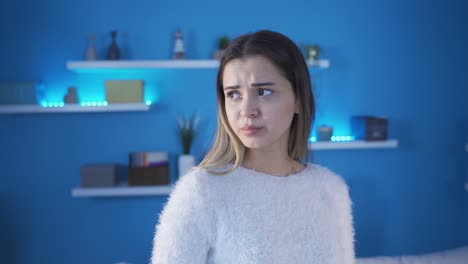 una joven mujer triste y emocional preocupada.