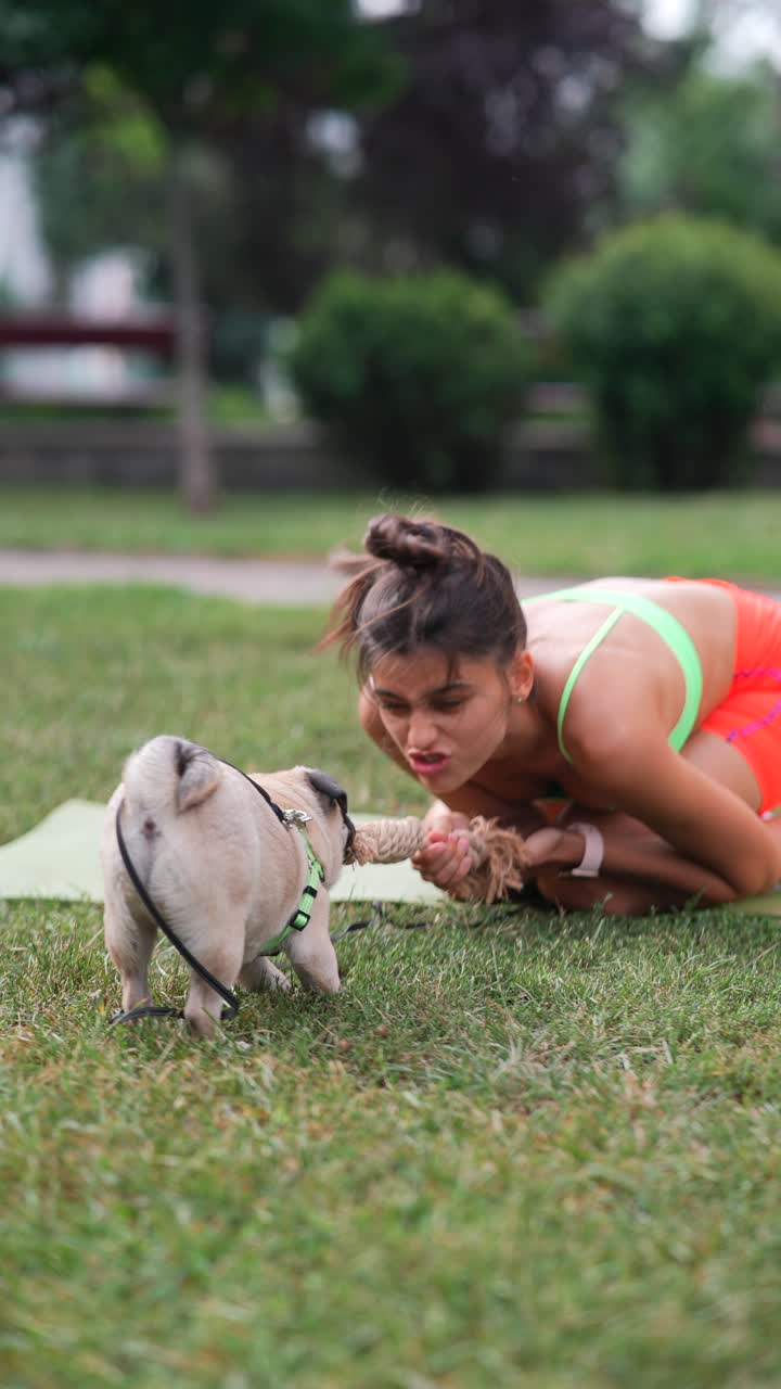공원에서 파그와 놀고 있는 여자