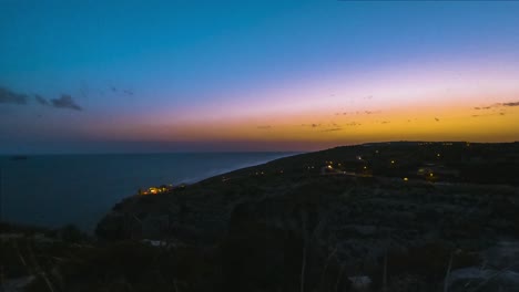 Mischung-Von-Farben-Während-Des-Sonnenuntergangs-über-Dem-Ozean-Von-Der-Blauen-Grotte,-Malta,-Zeitraffer