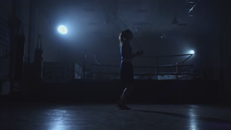 Hermosa-Mujer-Boxeadora-Saltando-En-El-Gimnasio-De-Boxeo-Cerca-Del-Ring-En-La-Cuerda-De-Saltar-En-Cámara-Lenta