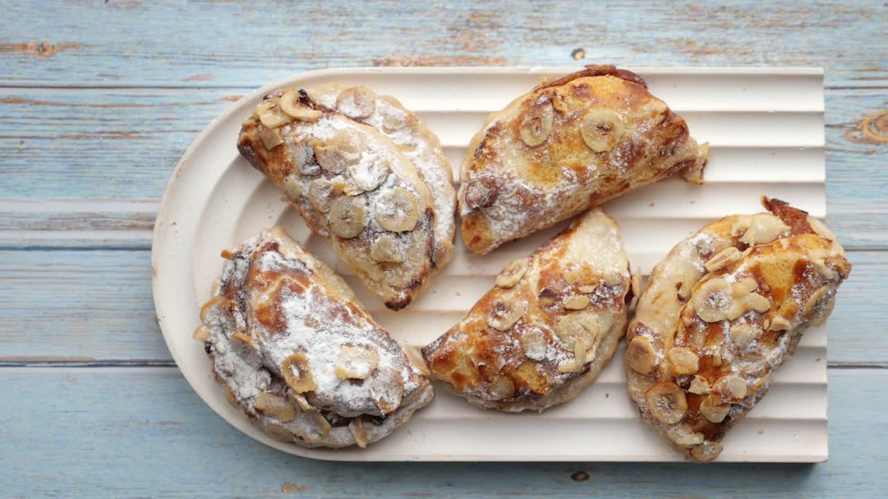 pasteles de almendras en un plato