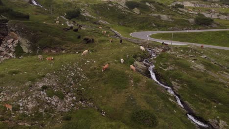 4K-Drohnenaufnahmen-Fangen-Die-Natürliche-Schönheit-Der-Schweizer-Alpen-Ein,-Während-Die-Sonne-Am-Gotthardpass-Durch-Die-Wolken-Untergeht