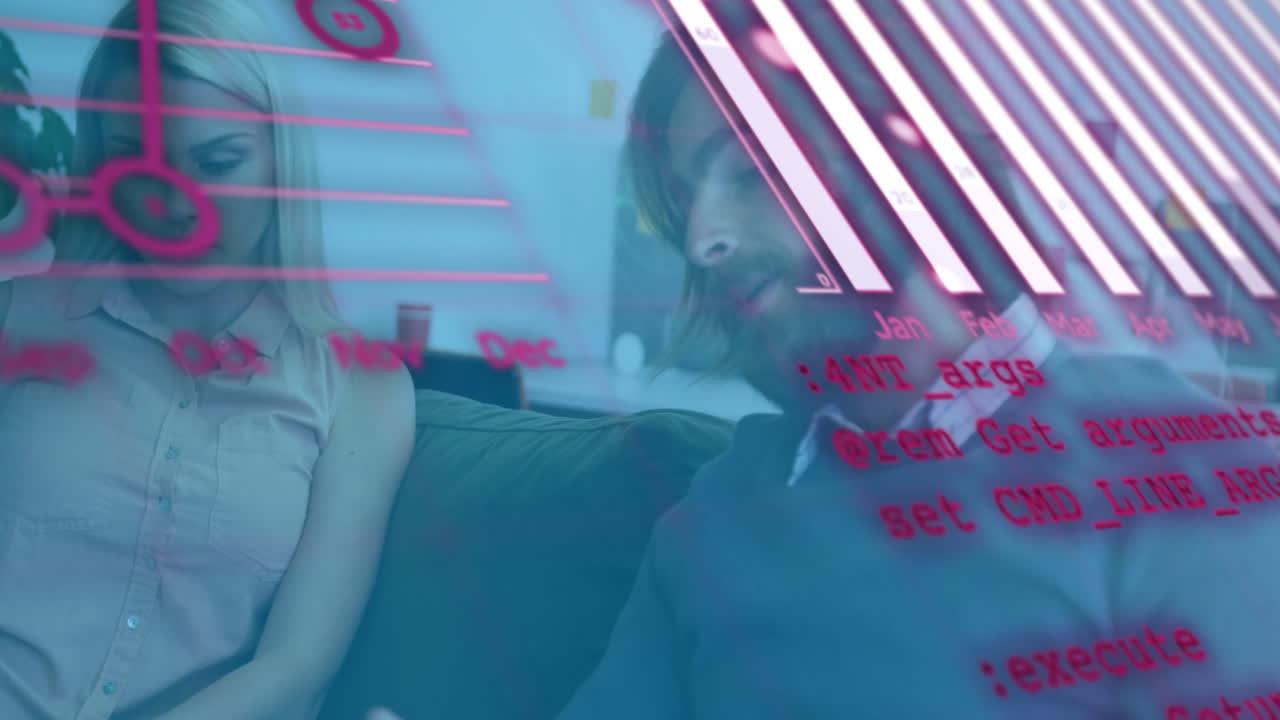 animación de diagramas y procesamiento de datos sobre colegas caucásicos discutiendo el trabajo en la oficina